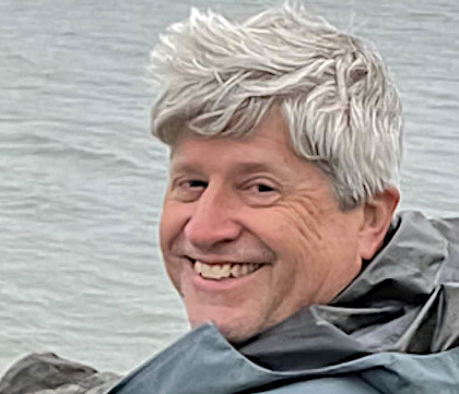 Head shot of Dick Holcomb